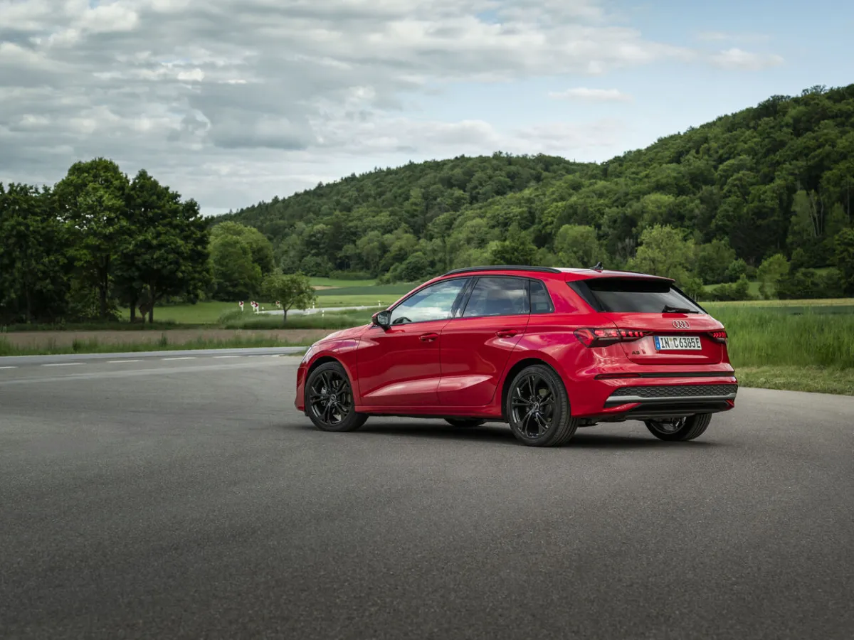 Audi A3 Sportback in Rot, Seitenansicht