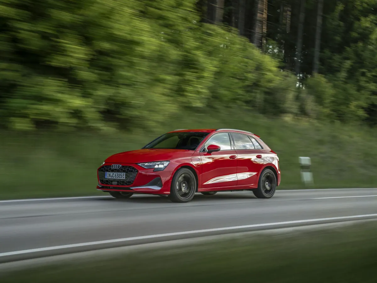 Audi A3 Sportback in Fahrt, rot