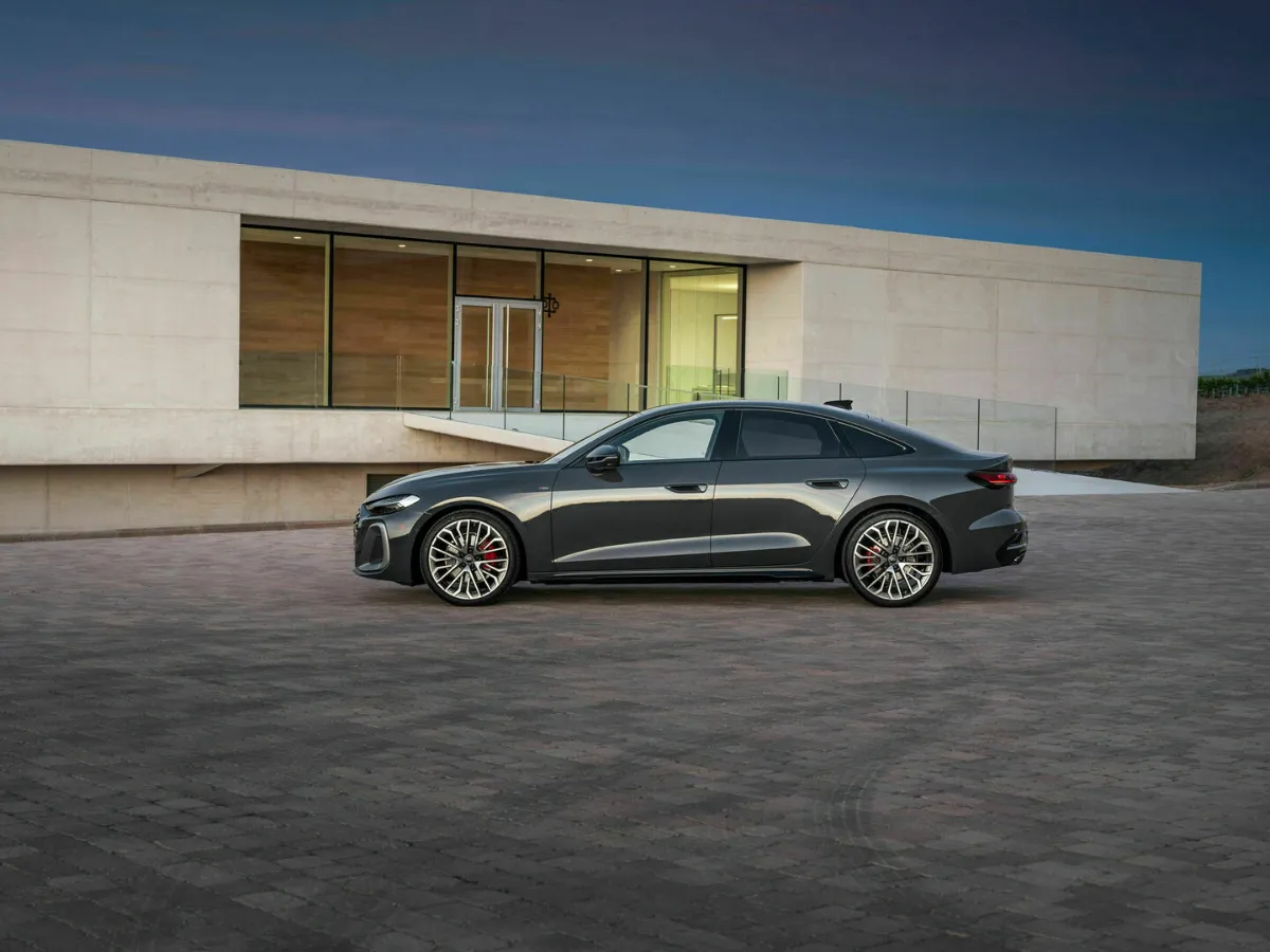 Audi A5 Limousine vor einem modernen Gebäude