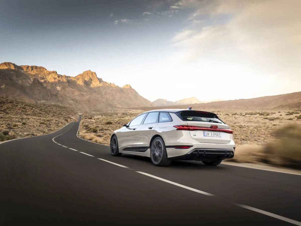 Audi A6 Avant e-tron zozadu, pri západe slnka