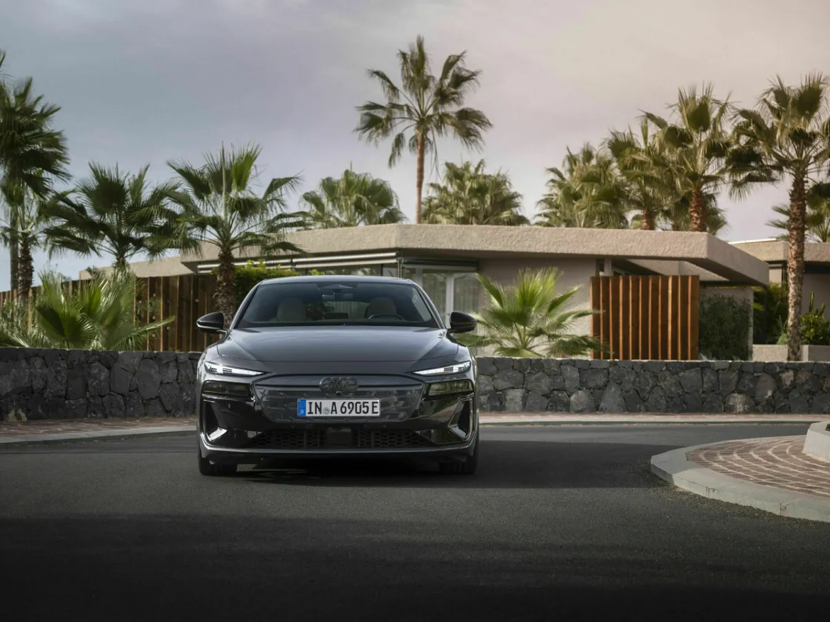 Audi A6 Avant e-tron pohľad spredu, medzi palmami