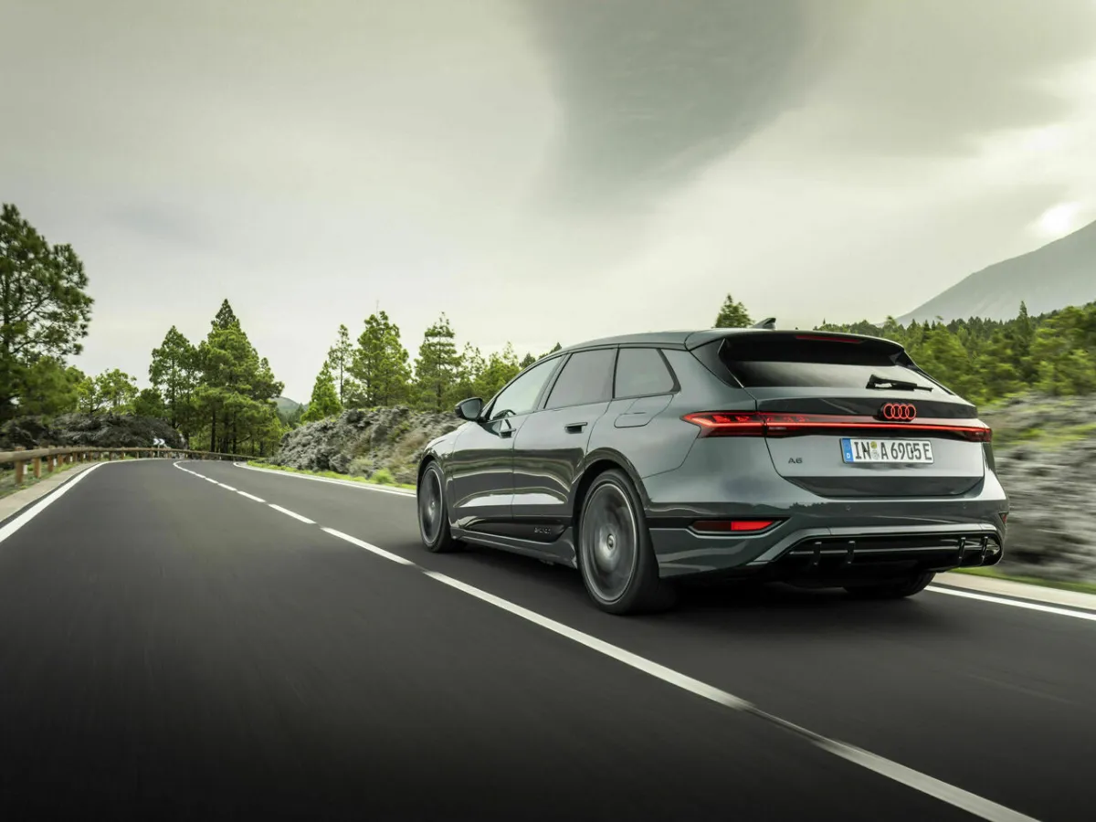 Audi A6 Avant e-tron zozadu, za jazdy