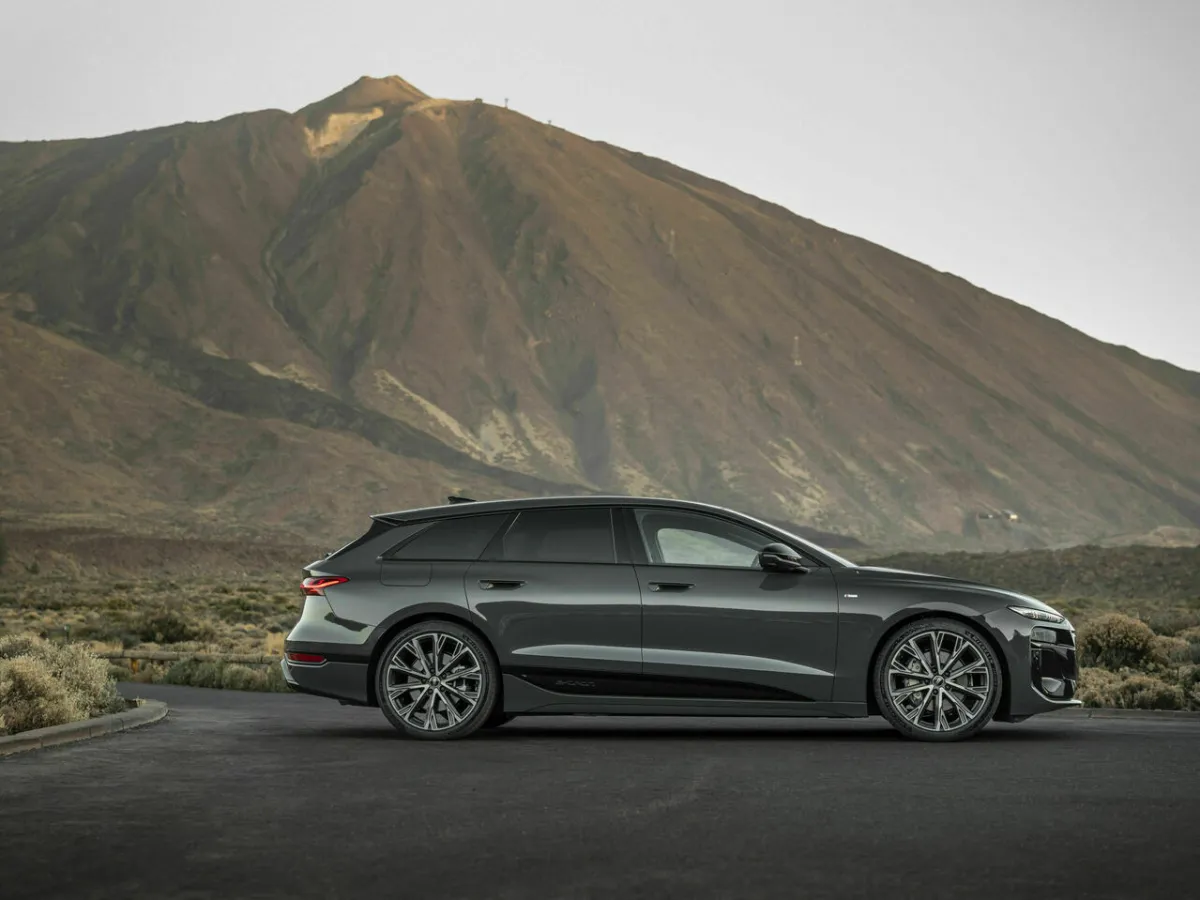 Audi A6 Avant e-tron pohľad zboku, pred sopkou