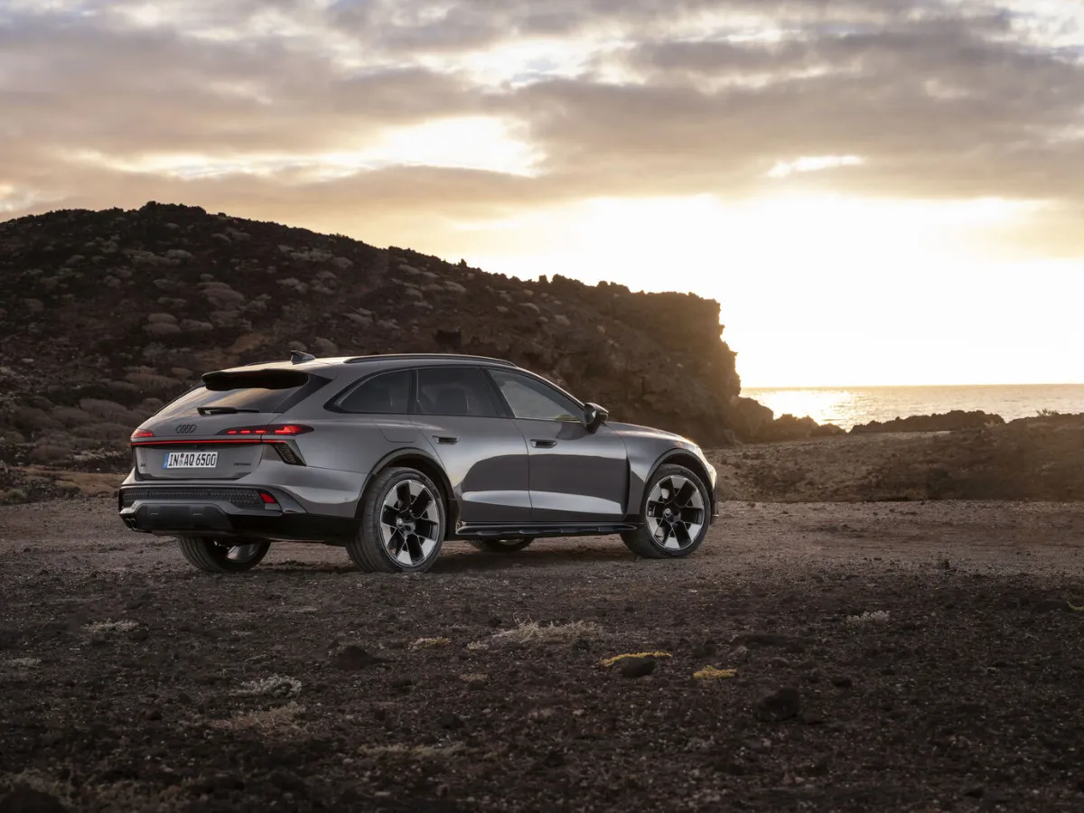 Audi A6 allroad pri západe slnka