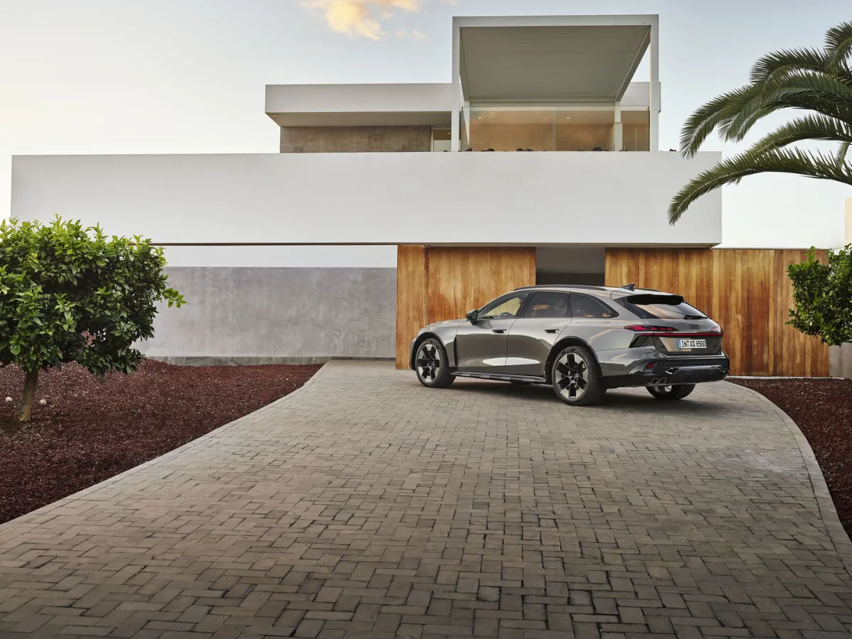 Audi A6 allroad pred moderným domom