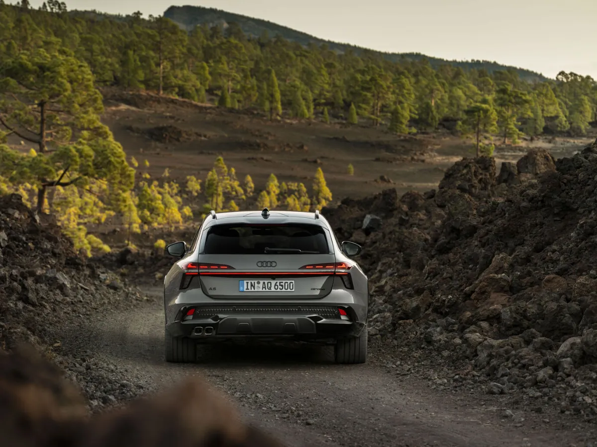 Audi A6 allroad na poľnej ceste