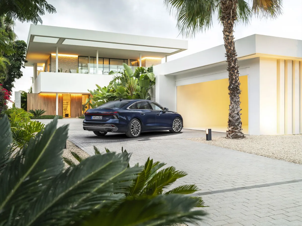 Audi A6 Limousine vor einer Villa