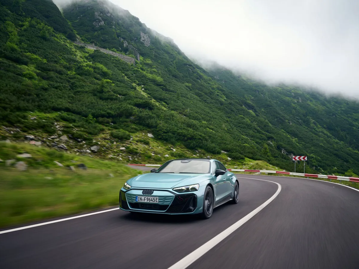 Audi e-tron GT auf einer Serpentinenstraße