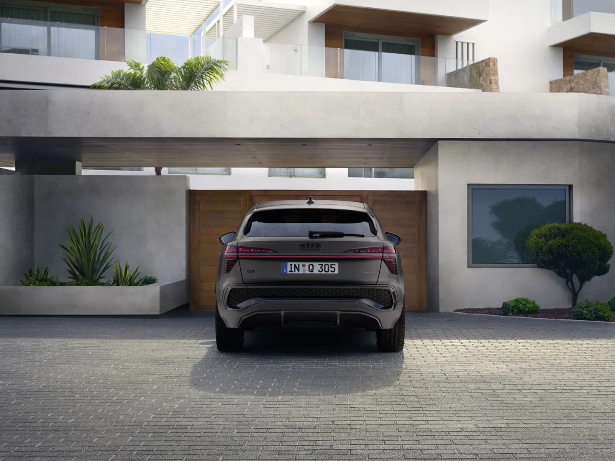 Audi Q3 Sportback zozadu pred moderným domom