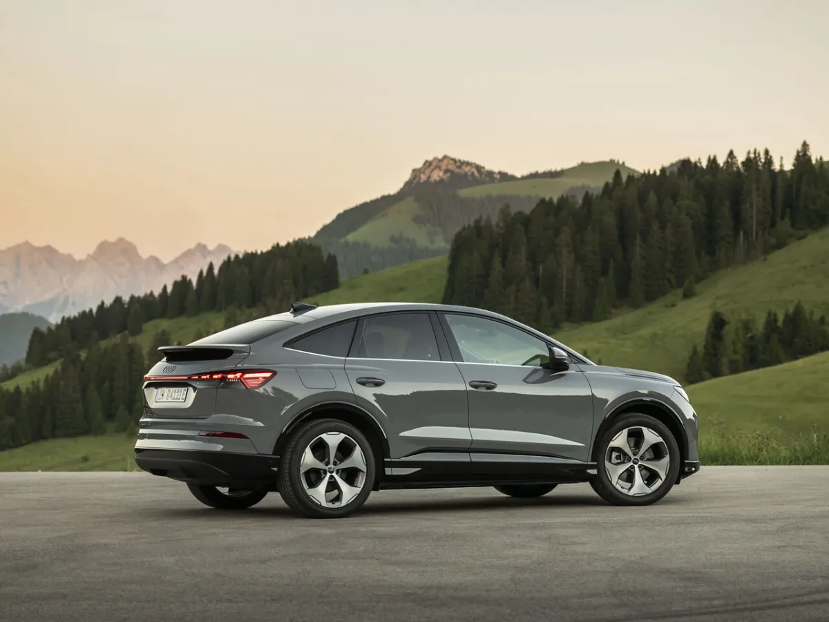 Audi Q4 Sportback e-tron hátsó háromnegyedes nézet
