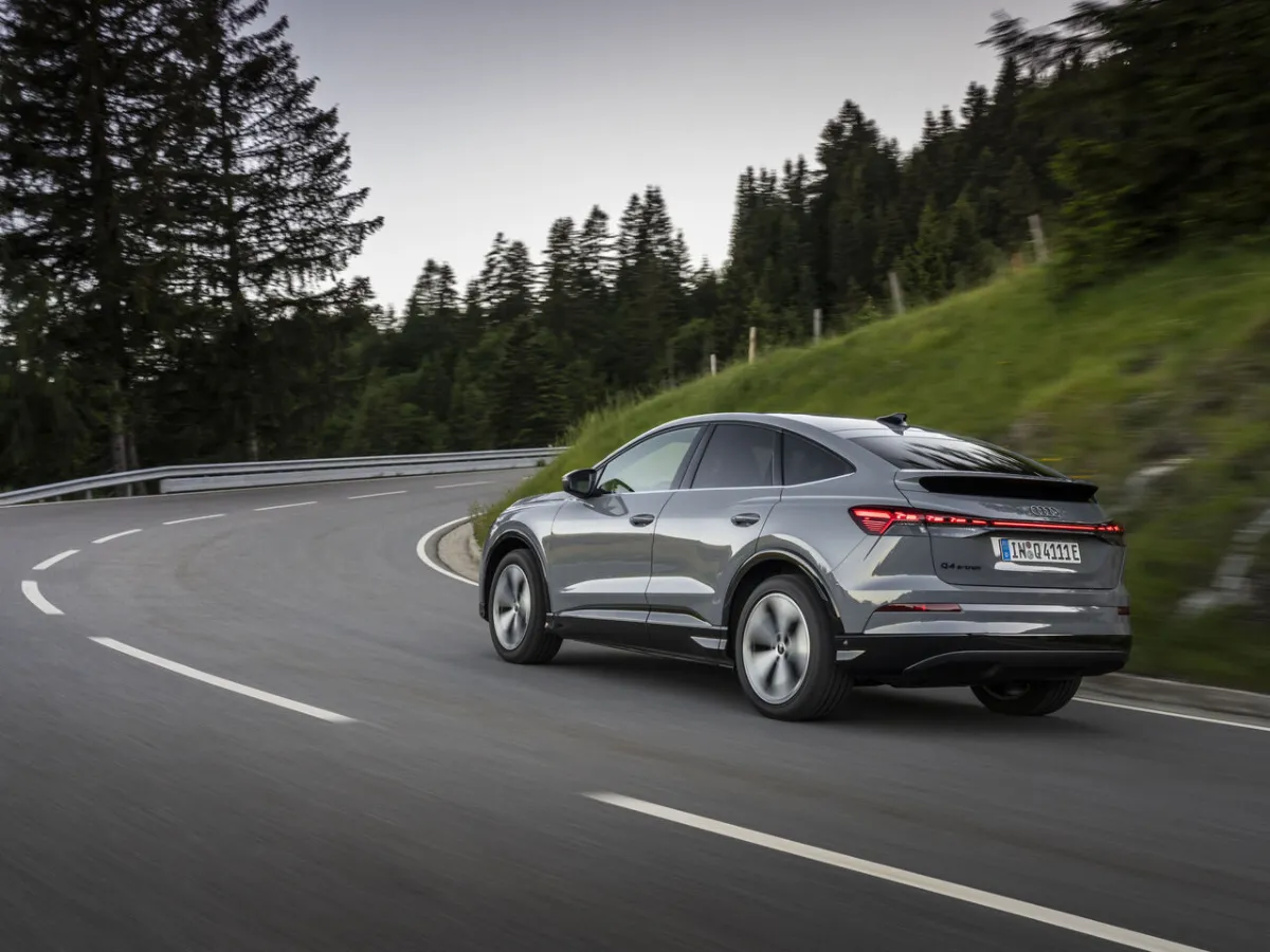 Audi Q4 Sportback e-tron kanyarban