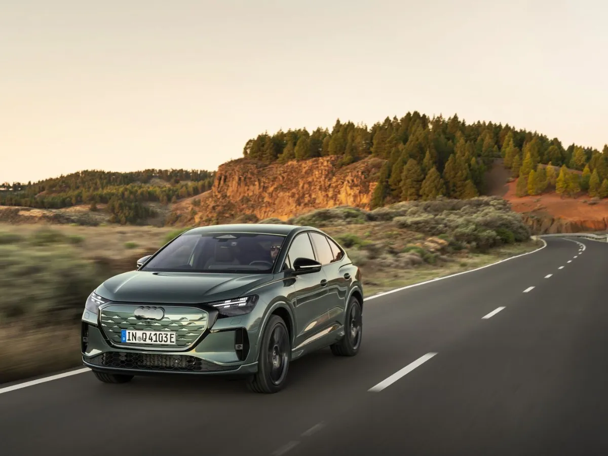 Audi Q4 Sportback e-tron zöld színben, elölnézet