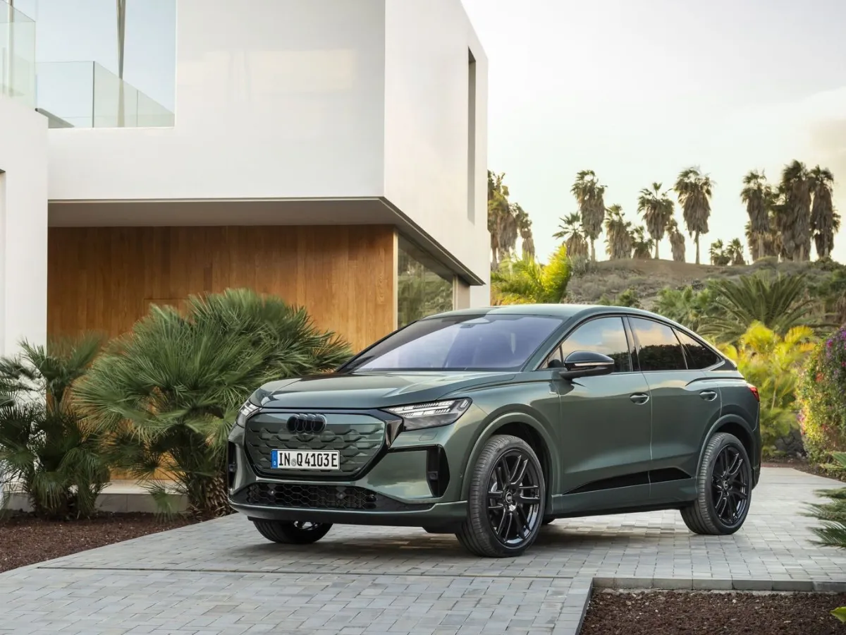 Audi Q4 Sportback e-tron modern ház előtt