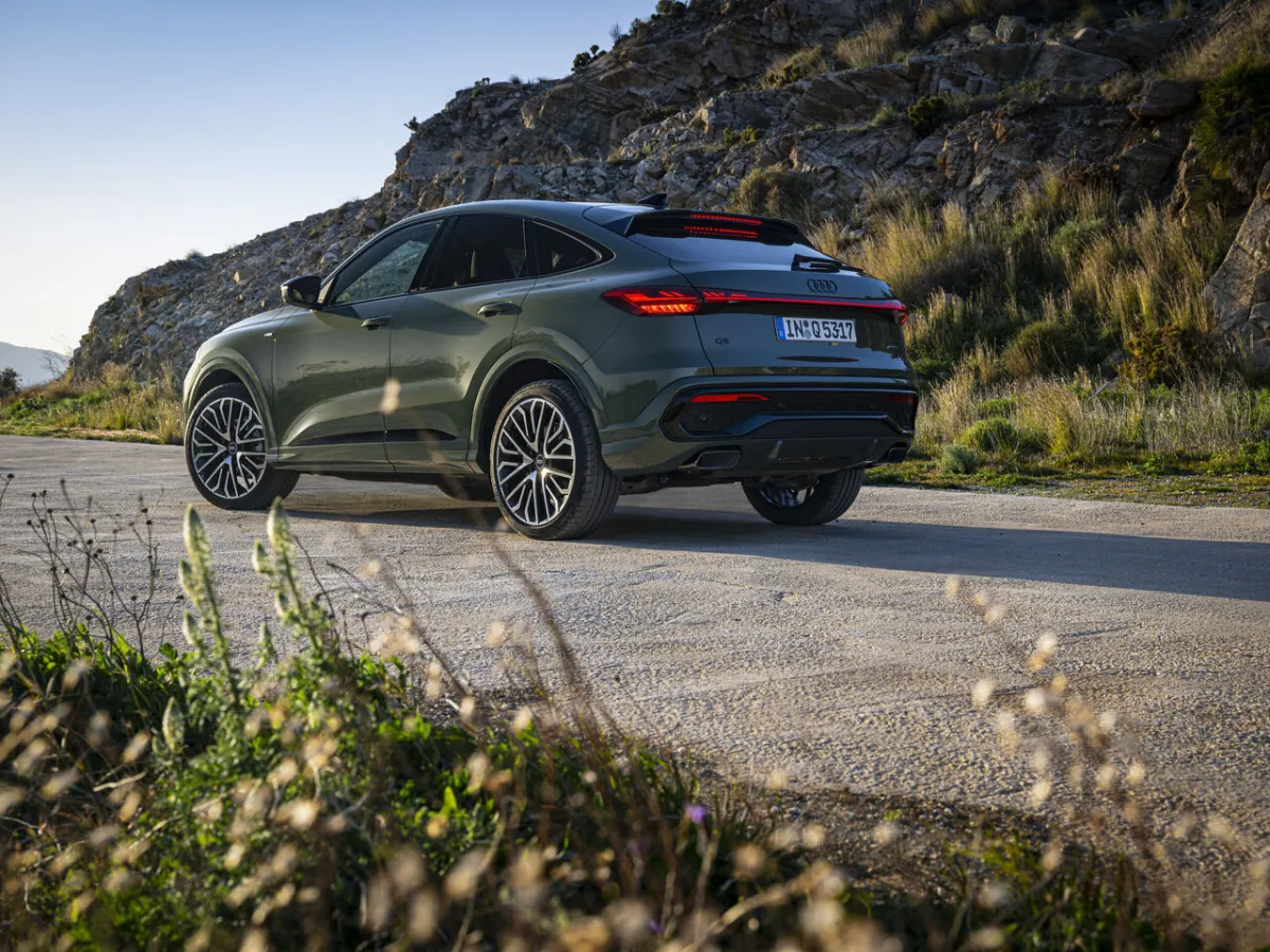 Audi Q5 Sportback Dreiviertelansicht von hinten, auf einer Bergstraße
