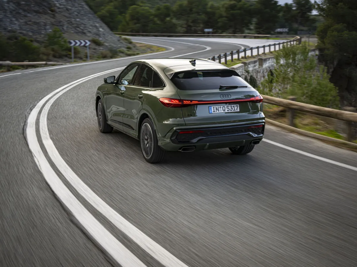 Audi Q5 Sportback auf einer Serpentinenstraße, Heckansicht
