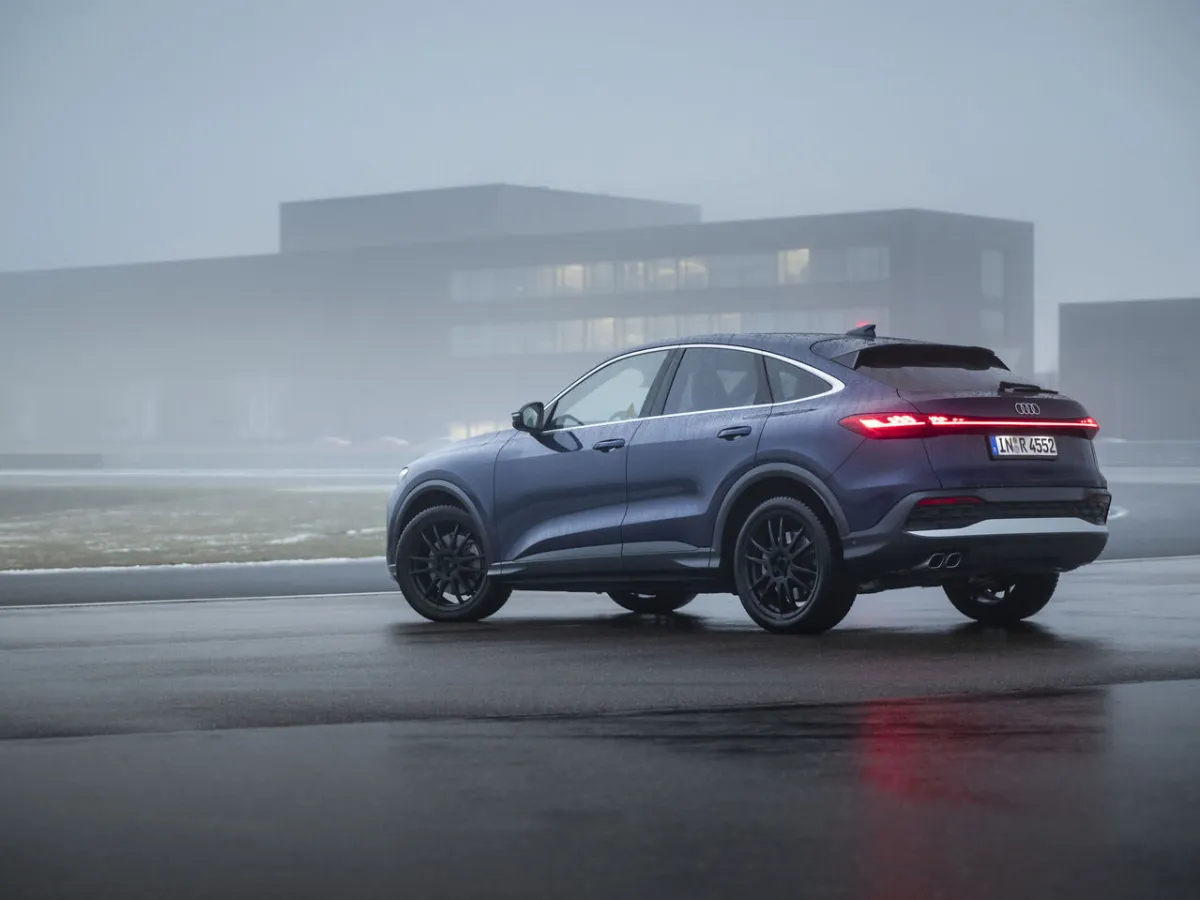 Audi Q5 Sportback Heckansicht, im Abendlicht