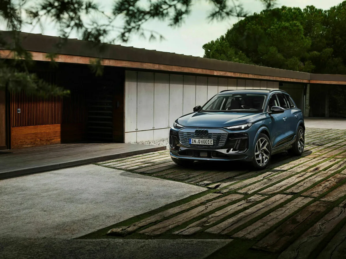 Audi Q6 e-tron im Hof