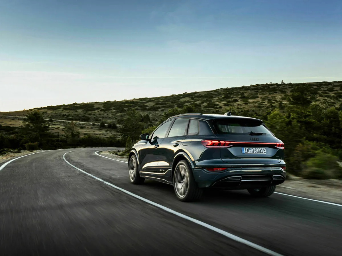 Audi Q6 e-tron in Fahrt, Heckansicht