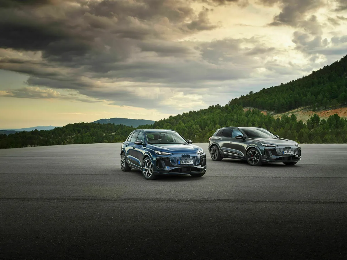 Audi Q6 e-tron: zwei Q6 e-tron bei Sonnenuntergang