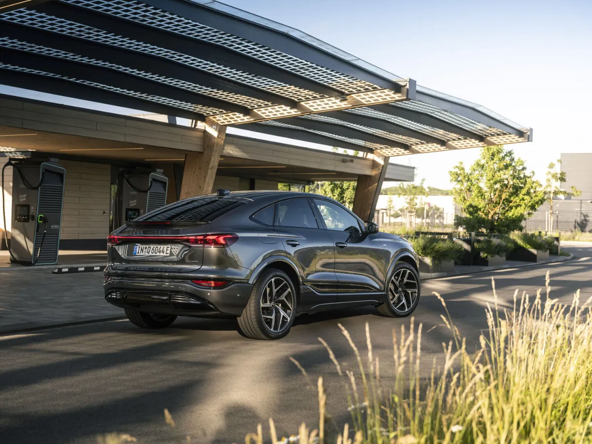 Audi Q6 Sportback e-tron pri nabíjacej stanici