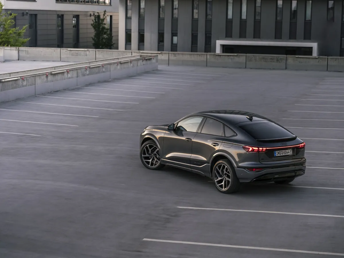 Audi Q6 Sportback e-tron za jazdy, zozadu