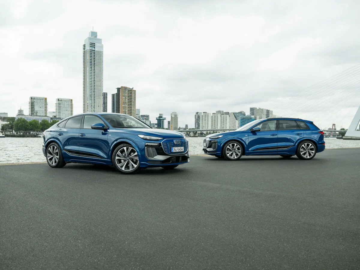Audi Q6 Sportback e-tron na pozadí mesta