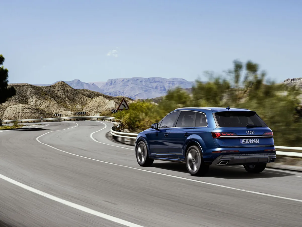 Audi Q7 in der Kurve
