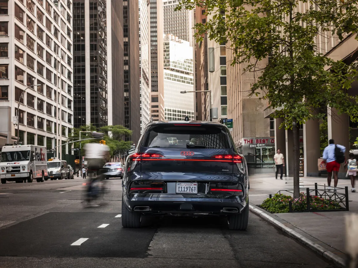 Audi Q9 in der Stadt