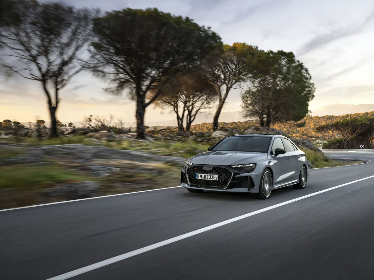 Audi RS 3 Limousine in Fahrt