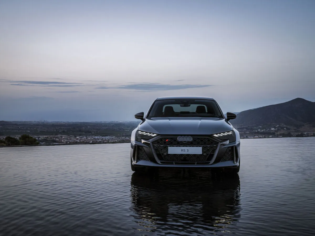 Audi RS 3 Limousine am Seeufer
