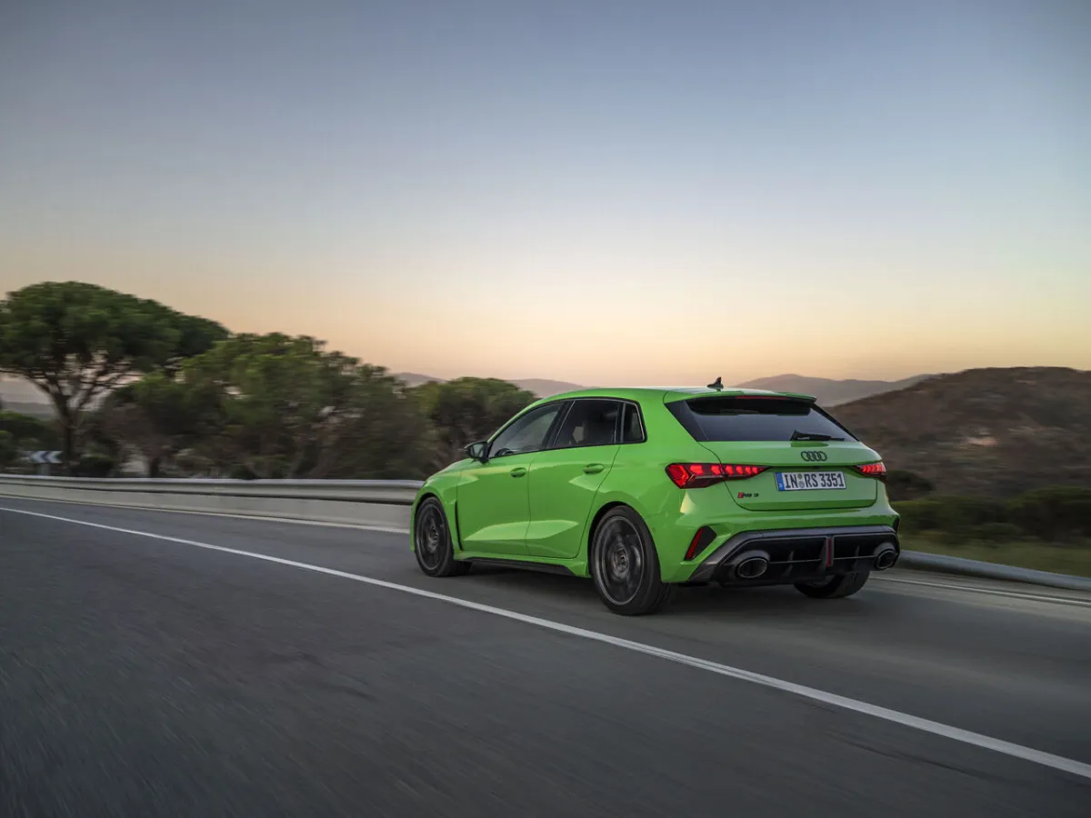 Audi RS 3 Sportback im Sonnenuntergang
