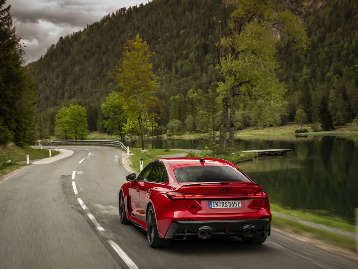 Audi RS 5 Limousine auf einer Alpenstraße