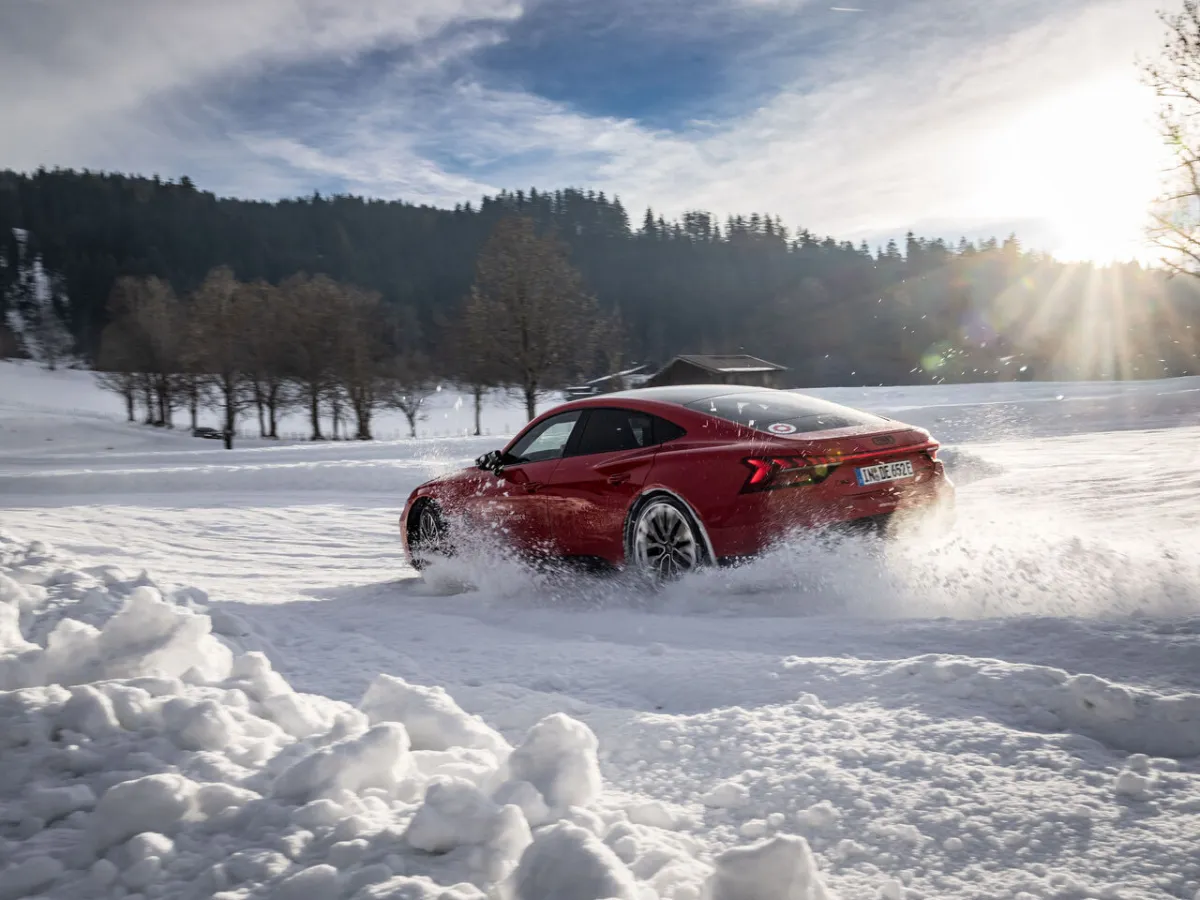 Audi RS e-tron GT v zasneženej krajine