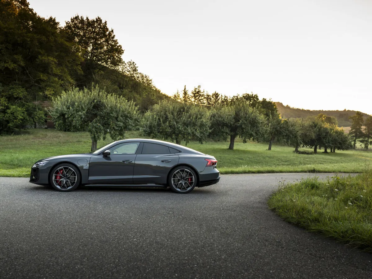 Audi RS e-tron GT zboku