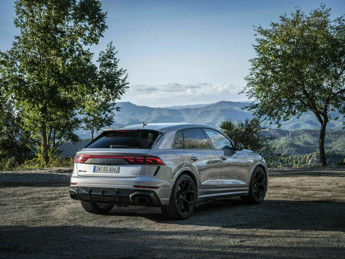 Audi RS Q8 performance in front of a castle