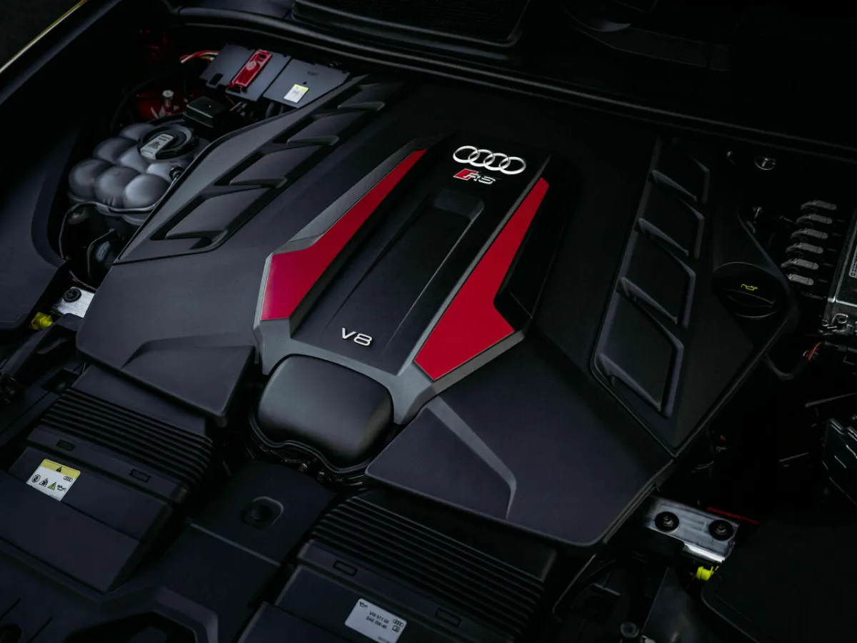 Audi RS Q8 performance V8 engine