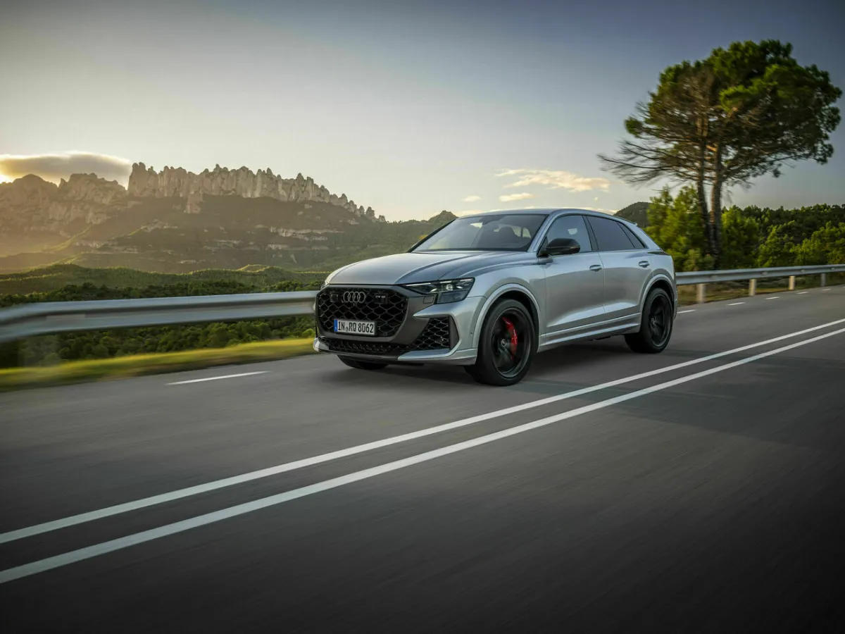 Audi RS Q8 performance on the move