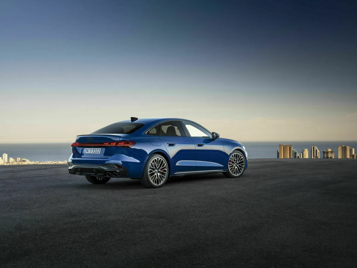Audi S5 limuzína — zadný trojštvrťový pohľad