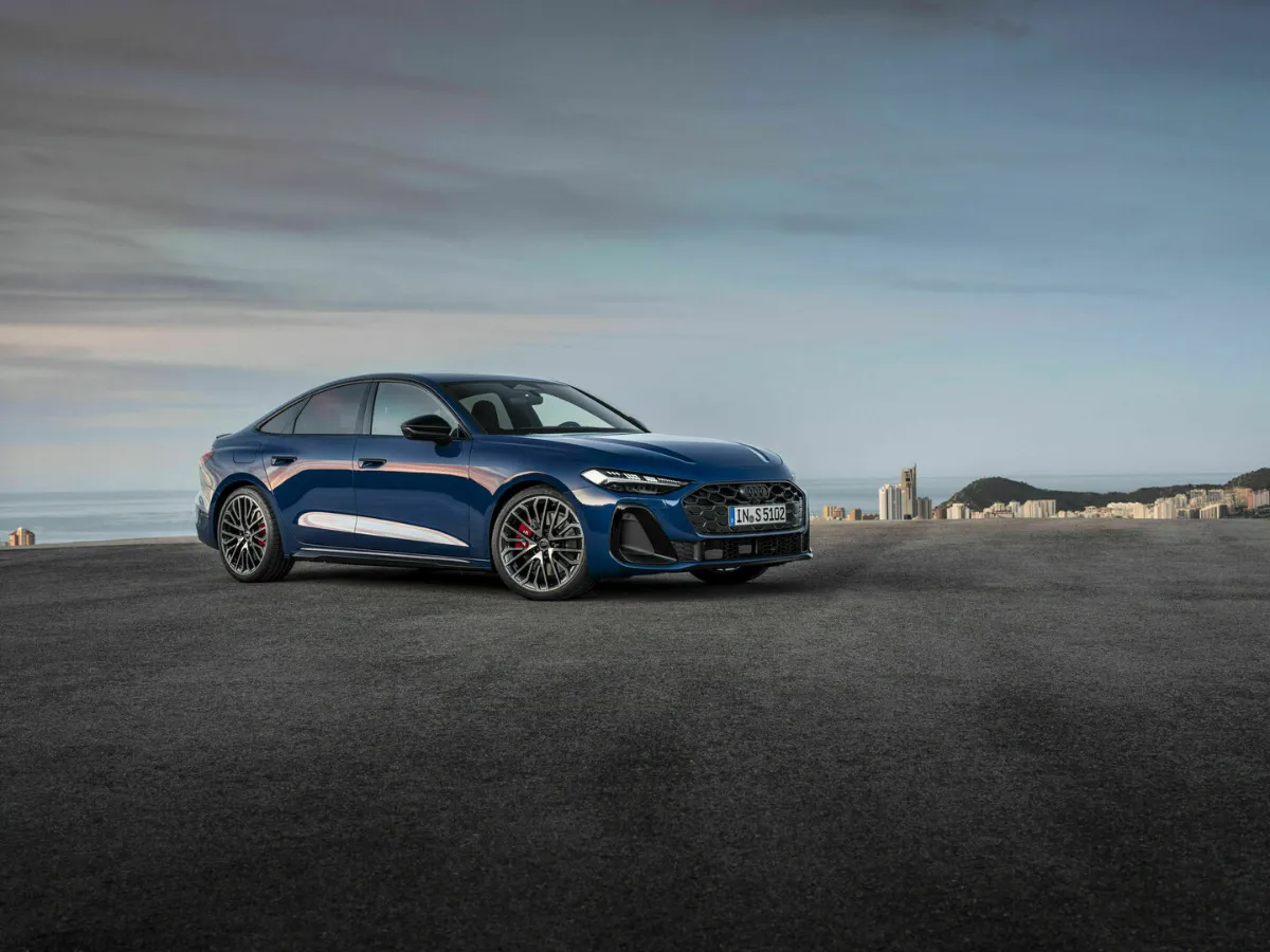 Audi S5 Sedan, bočný pohľad, pri mori