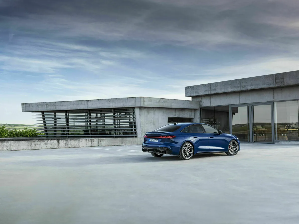 Audi S5 Sedan pred modernou budovou