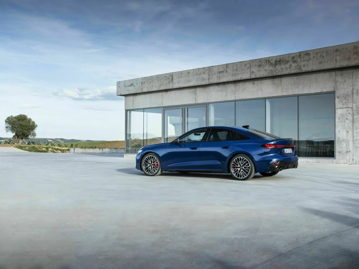 Audi S5 Sedan, bočný pohľad pred budovou
