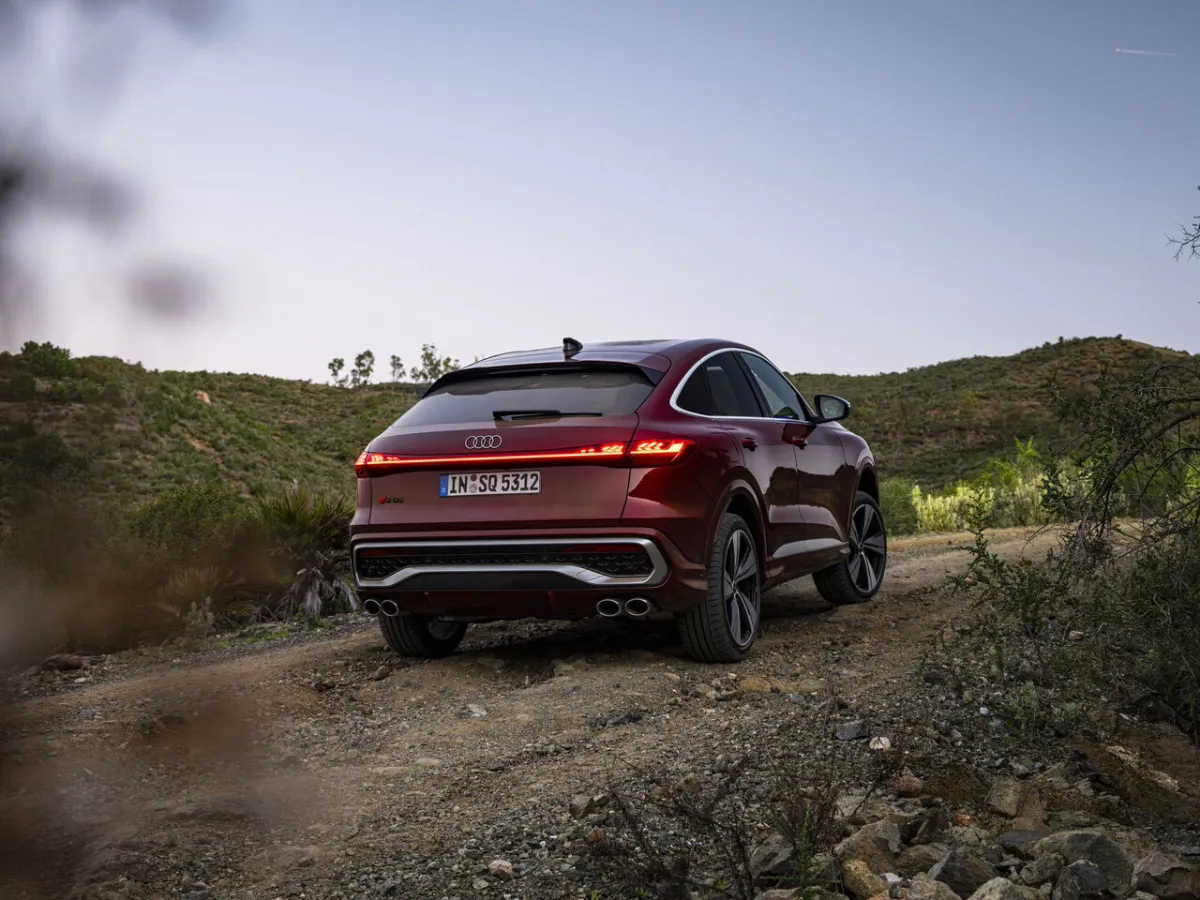 Audi SQ5 Sportback — trojštvrťový pohľad zozadu
