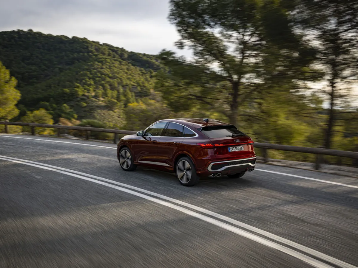 Audi SQ5 Sportback, pohľad zozadu v zákrute
