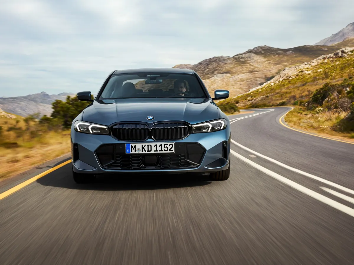BMW rad 3 Sedan na horskej ceste