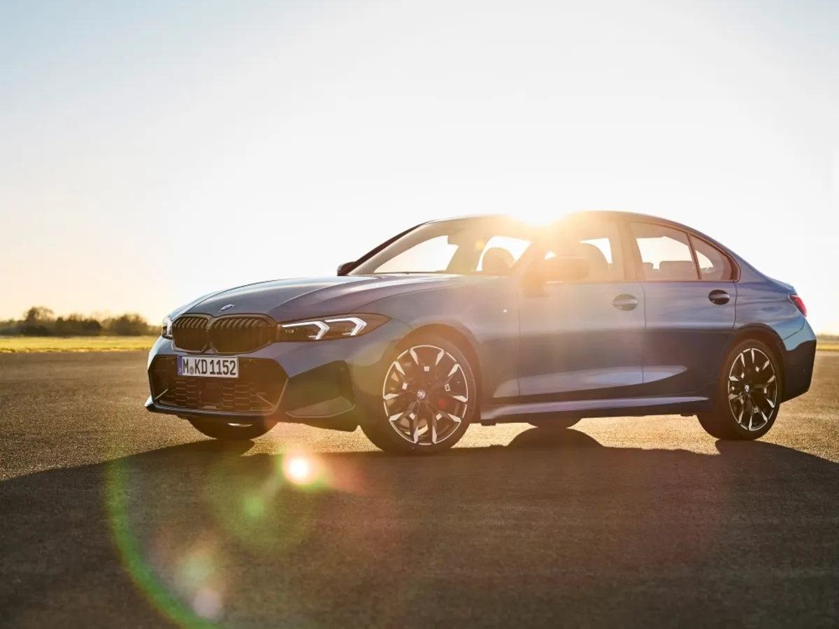 BMW rad 3 Sedan pri západe slnka