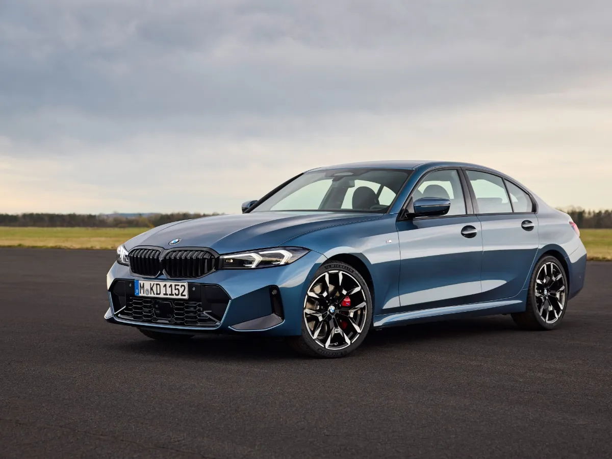 BMW rad 3 Sedan pohľad spredu z trojštvrtinového uhla