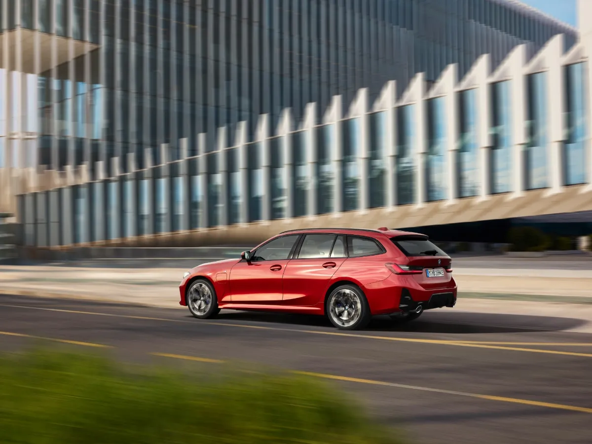 BMW 3-as Touring modern épület mellett