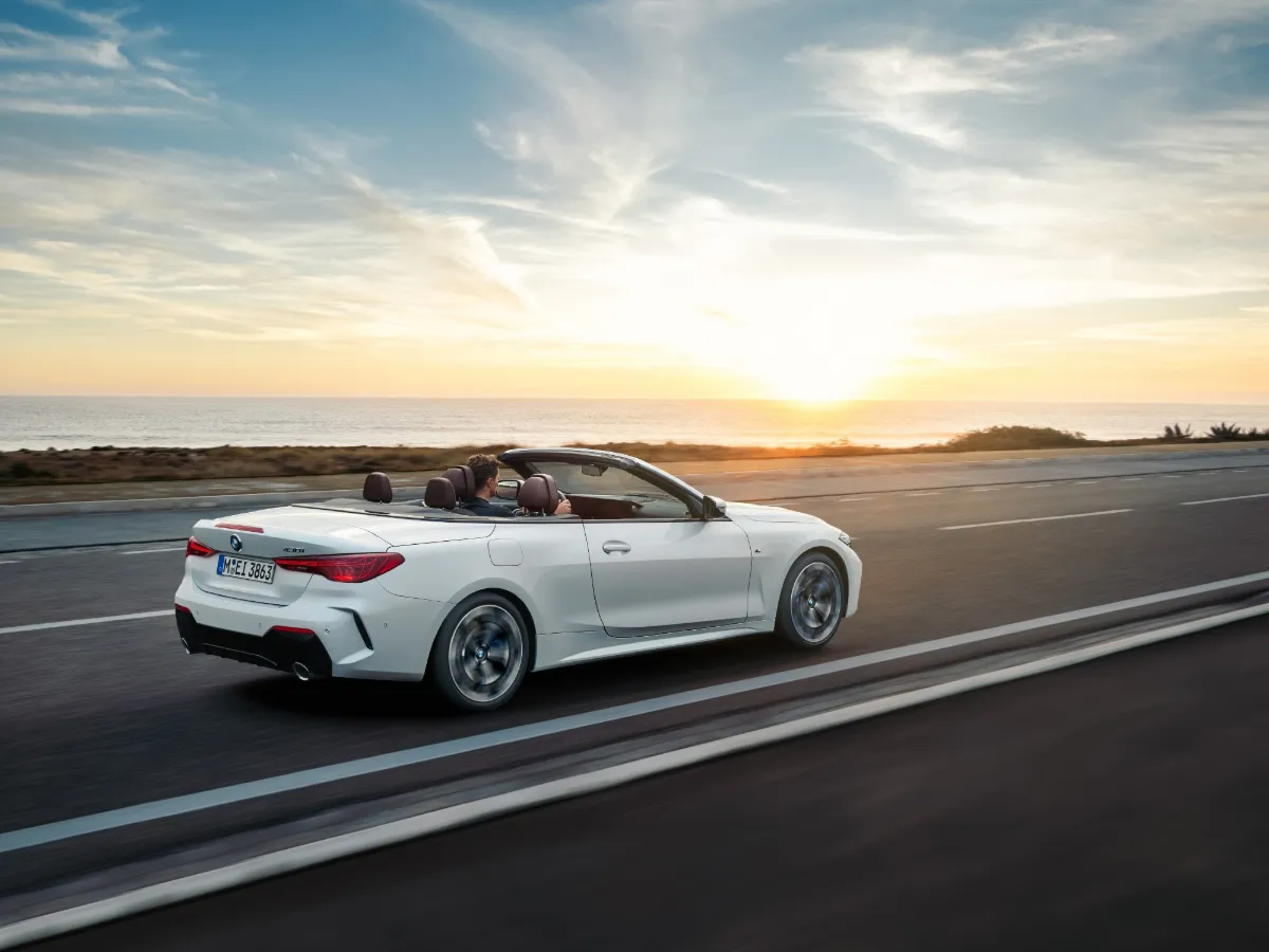 BMW rad 4 Cabrio na pobrežnej ceste