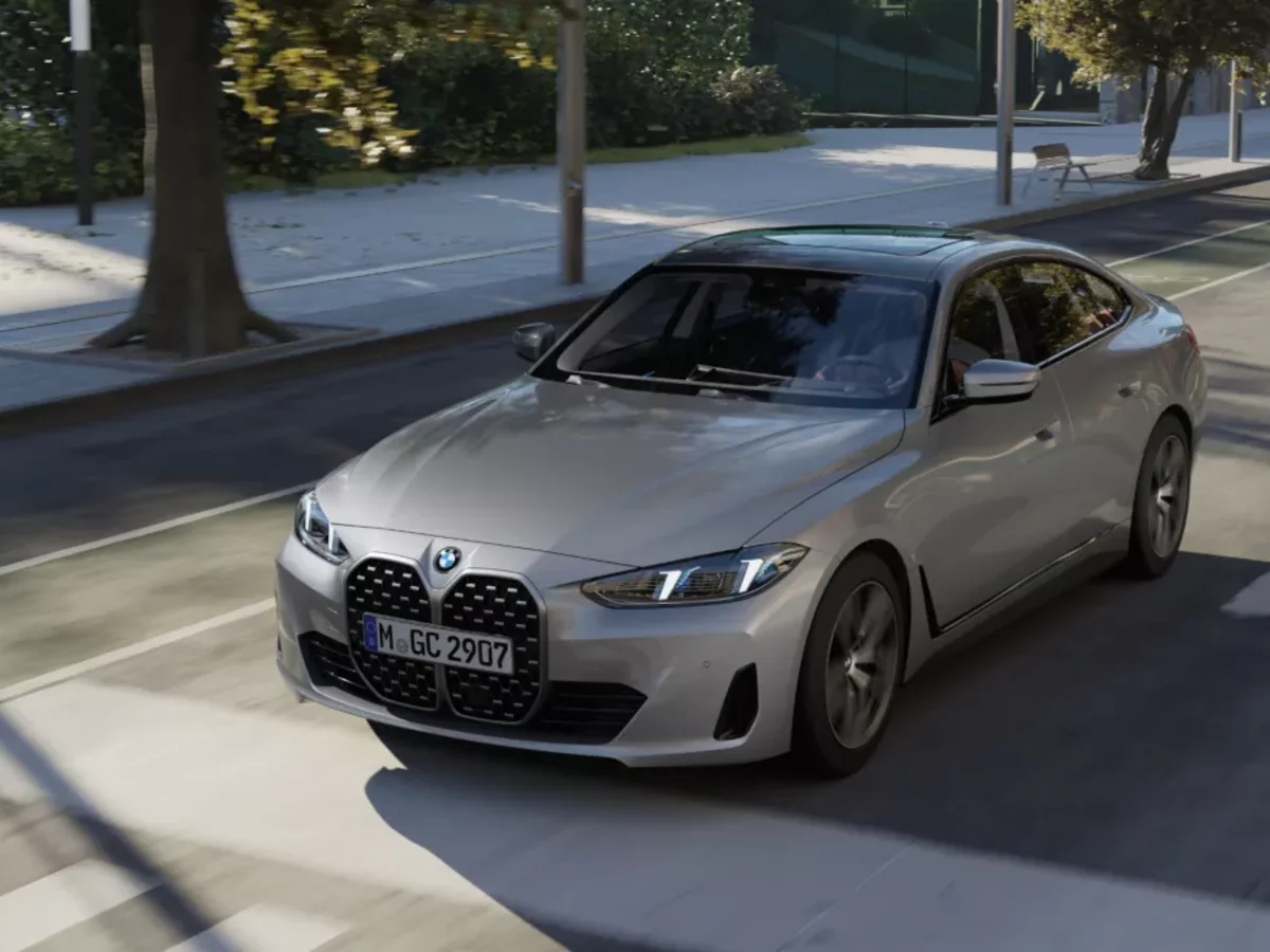 BMW 4 Gran Coupé városi utcán
