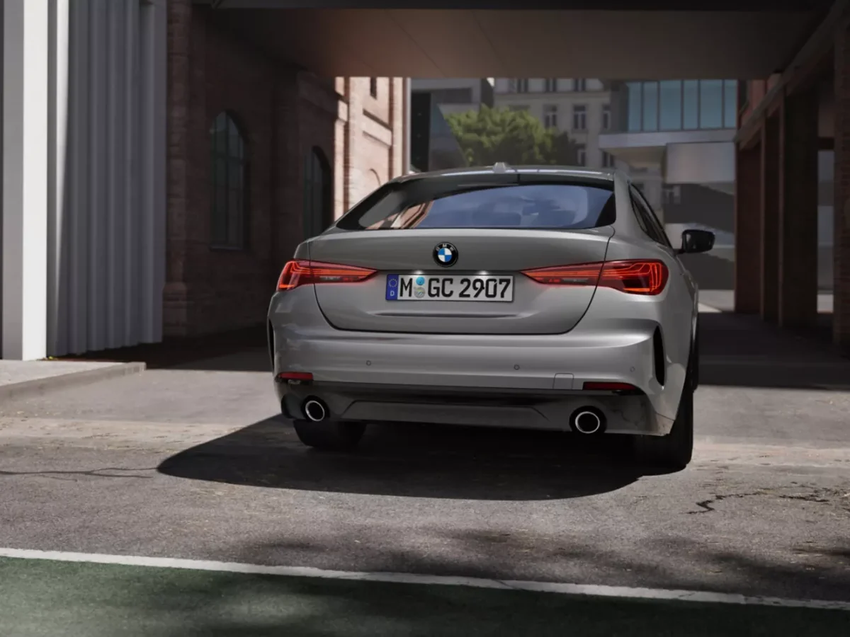 BMW 4-es Gran Coupé garázs előtt